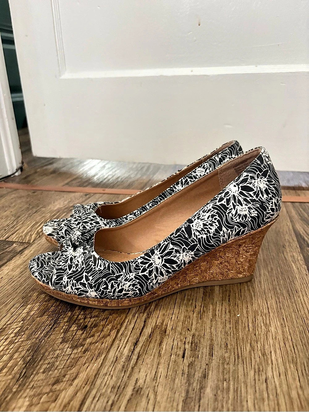 Dexflex Comfort Black White Floral Peep Toe Cork Wedge Pumps, size 8